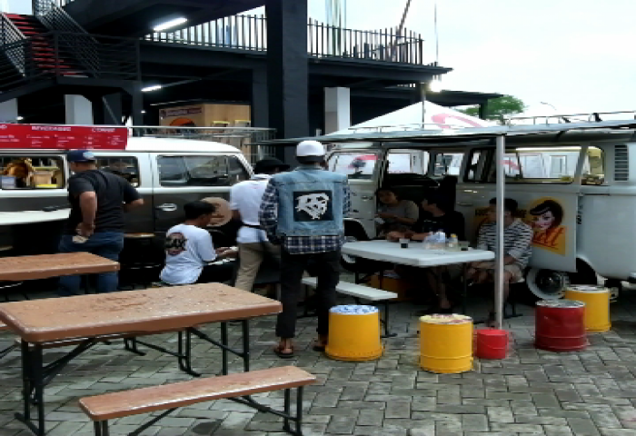 Asyiknya Berbisnis Kuliner di Atas VW Combi